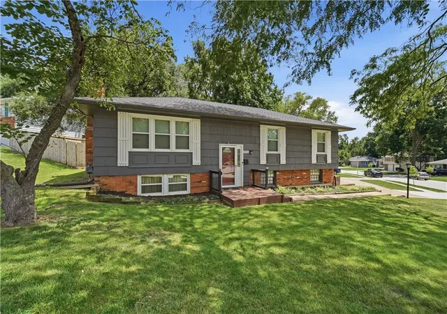 3rd image of 9221 Sturgeon Dr, Overland Park, KS 66212 | MLS# 2629770
