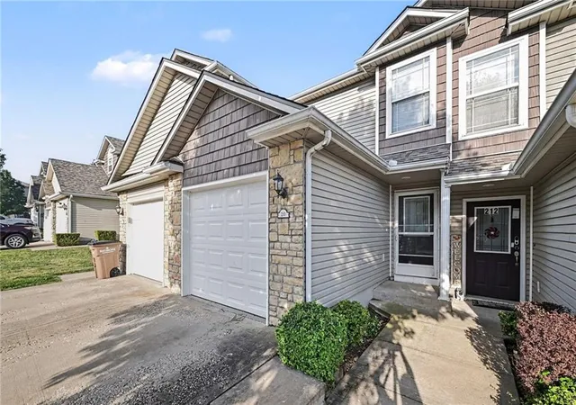 3rd image of 210 Pointe Ln, Raymore, MO 64083 | MLS# 2629774