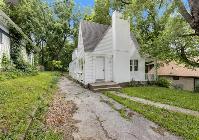 2nd image of 9617 E Independence Ave, Independence, MO 64053 | MLS# 2629781