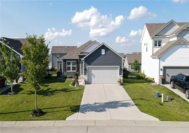 Photo 2 of Sale Pending at 27310 Cedar Grv Dr, Lee's Summit, MO 64086 | MLS# 2629797 | Listing updated on 2026-08-10