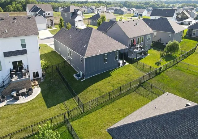 Photo 3 of Sale Pending at 27310 Cedar Grv Dr, Lee's Summit, MO 64086 | MLS# 2629797 | Listing updated on 2026-08-10