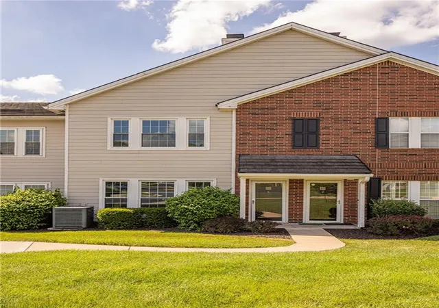Homes for sale in Leawood, KS | 11603 Tomahawk Creek Pkwy #G, Leawood, KS 66211 | MLS# 2629818