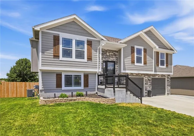 2nd image of 1310 Sw Burns Cir, Oak Grove, MO 64075 | MLS# 2629823