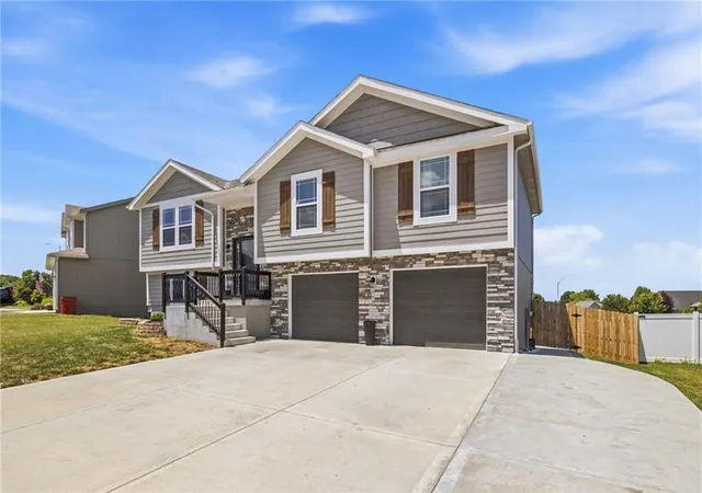 3rd image of 1310 Sw Burns Cir, Oak Grove, MO 64075 | MLS# 2629823