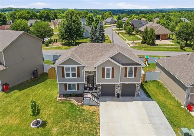 4th image of 1310 Sw Burns Cir, Oak Grove, MO 64075 | MLS# 2629823