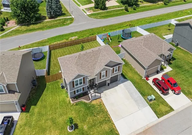 5th image of 1310 Sw Burns Cir, Oak Grove, MO 64075 | MLS# 2629823