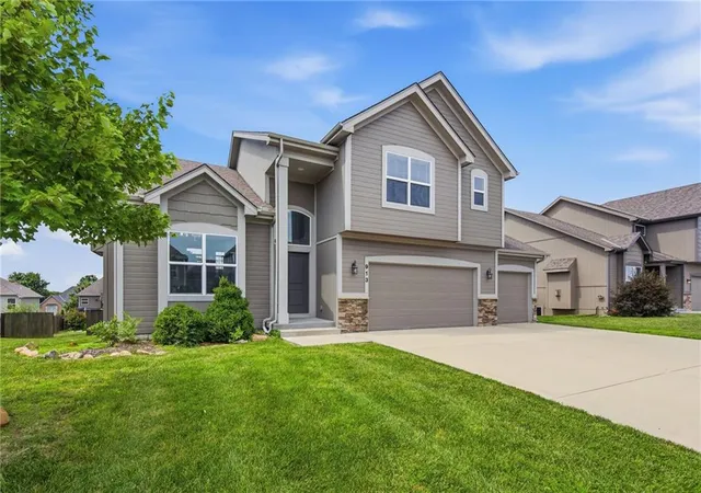 1st image of 913 Coyote Dr, Raymore, MO 64083 | MLS# 2629842
