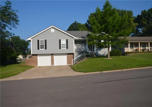 Homes for sale in Blue Springs, MO | 2319 Nw Leann Dr, Blue Springs, MO 64014 | MLS# 2629861