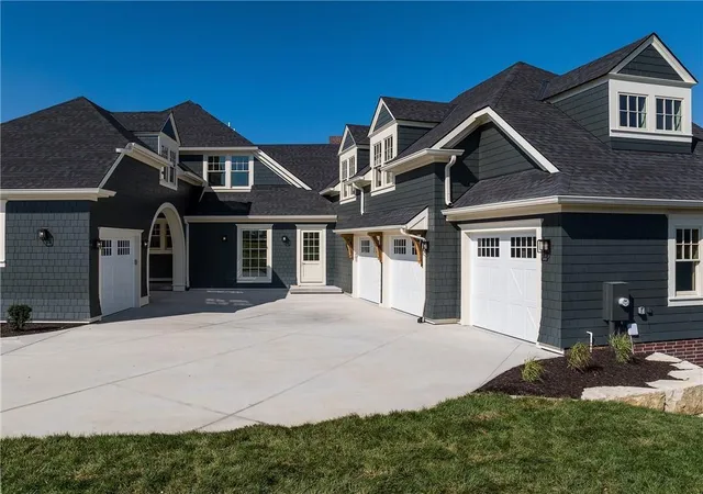 Photo 3 of Single family home for sale at 1201 SW Corinthian Ln, Lees Summit, MO 64081 | MLS# 2629876 | Listing updated on 2026-09-16