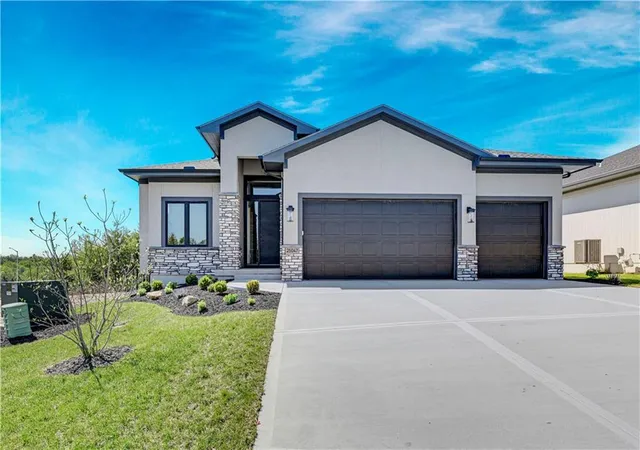 1st image of 25031 W 98th Pl, Lenexa, KS 66227 | MLS# 2629883