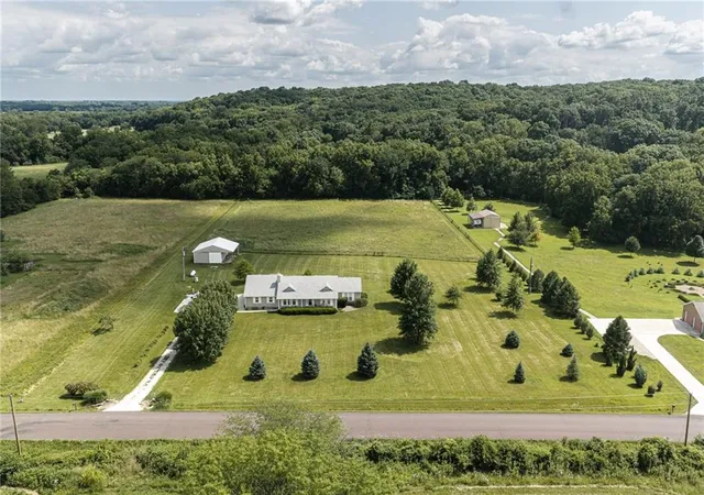 3rd image of 25029 Dehoff Rd, Tonganoxie, KS 66086 | MLS# 2629893