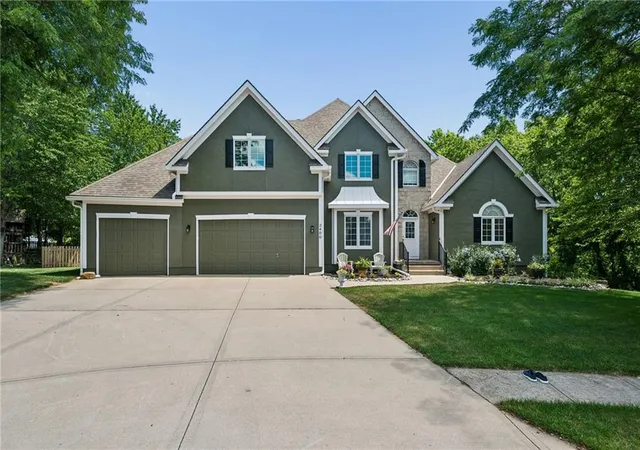 2nd image of 2400 Sw Winteroak Ct, Lees Summit, MO 64081 | MLS# 2629895