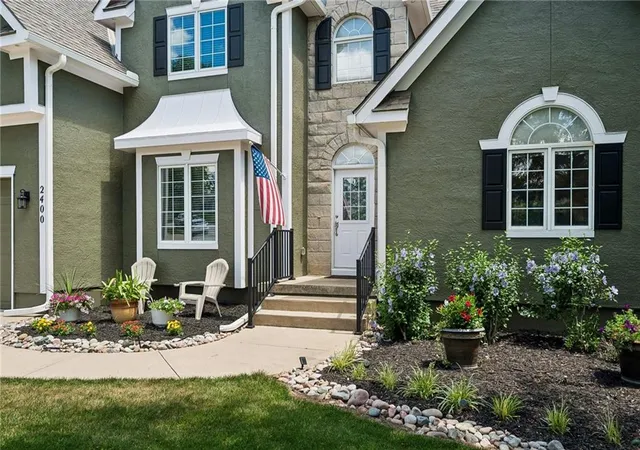 3rd image of 2400 Sw Winteroak Ct, Lees Summit, MO 64081 | MLS# 2629895