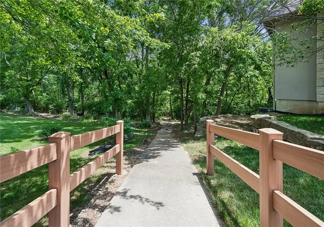 4th image of 2400 Sw Winteroak Ct, Lees Summit, MO 64081 | MLS# 2629895