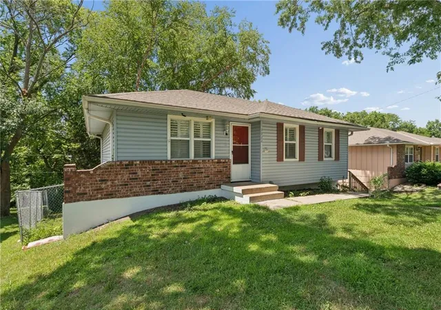2nd image of 3922 S Harbough Dr, Independence, MO 66055 | MLS# 2629900