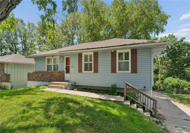 Photo 3 of Sale Pending at 3922 S Harbaugh Dr, Independence, MO 64055 | MLS# 2629900 | Listing updated on 2026-09-16