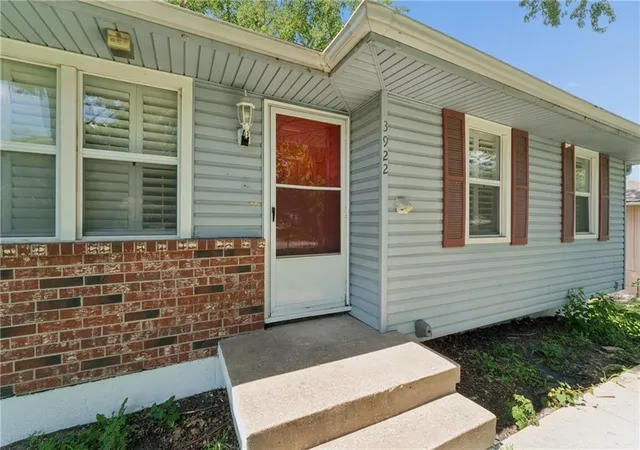 Photo 3 of Sale Pending at 3922 S Harbaugh Dr, Independence, MO 64055 | MLS# 2629900 | Listing updated on 2026-09-16