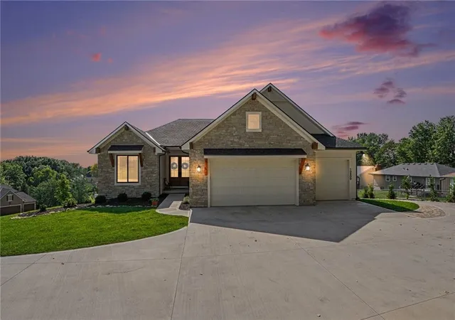 Photo 1 of Sale Pending at 10200 River Hills Dr, Kansas City, MO 64152 | MLS# 2629902 | Listing updated on 2026-09-28