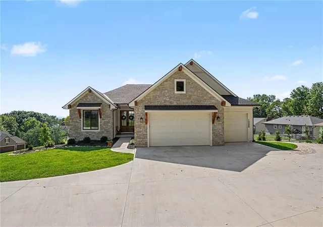 Photo 2 of Sale Pending at 10200 River Hills Dr, Kansas City, MO 64152 | MLS# 2629902 | Listing updated on 2026-09-28