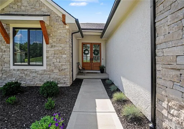 Photo 3 of Sale Pending at 10200 River Hills Dr, Kansas City, MO 64152 | MLS# 2629902 | Listing updated on 2026-09-28
