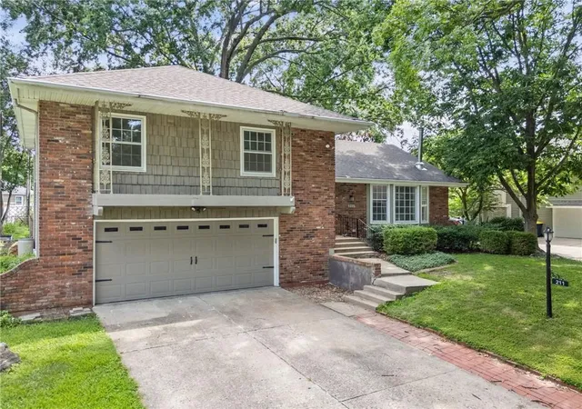 Photo 2 of Single family home for sale at 211 W 110th Street, Kansas City, MO 64114 | MLS# 2629926 | Listing updated on 2026-10-03