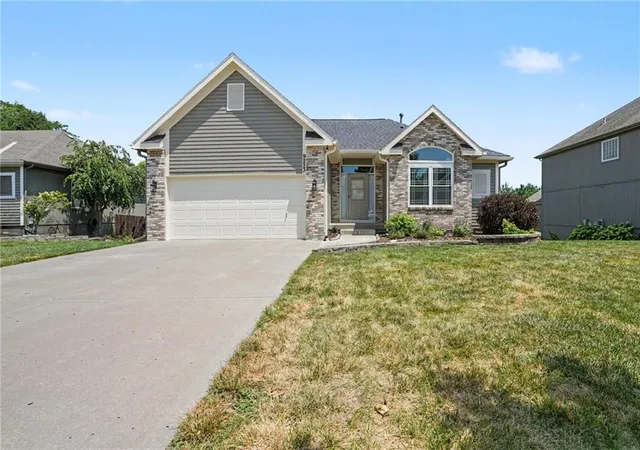 Photo 1 of Sale Pending at 9223 N Jarboe St, Kansas City, MO 64155 | MLS# 2629928 | Listing updated on 2026-08-27