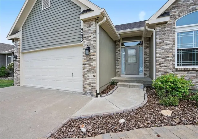 Photo 2 of Sale Pending at 9223 N Jarboe St, Kansas City, MO 64155 | MLS# 2629928 | Listing updated on 2026-08-27