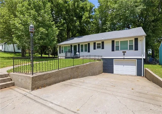 2nd image of 10516 E 35th St, Independence, MO 64052 | MLS# 2629939