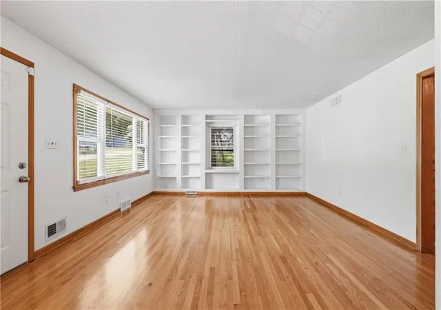 3rd image of 10516 E 35Th St, Independence, MO 64052 | MLS# 2629939