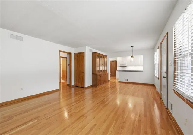 5th image of 10516 E 35Th St, Independence, MO 64052 | MLS# 2629939