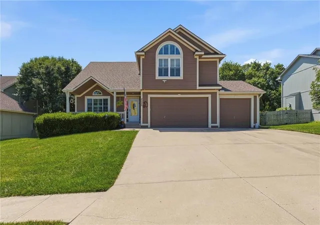 Photo 1 of Sale Pending at 2225 Martha Ln, Greenwood, MO 64034 | MLS# 2629940 | Listing updated on 2026-08-12
