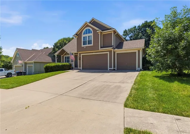 Photo 2 of Sale Pending at 2225 Martha Ln, Greenwood, MO 64034 | MLS# 2629940 | Listing updated on 2026-08-12