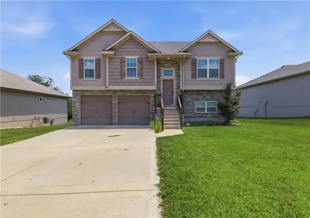 Homes for sale in Lone Jack, MO | 809 N Whispering Hills Dr, Lone Jack, MO 64070 | MLS# 2629943