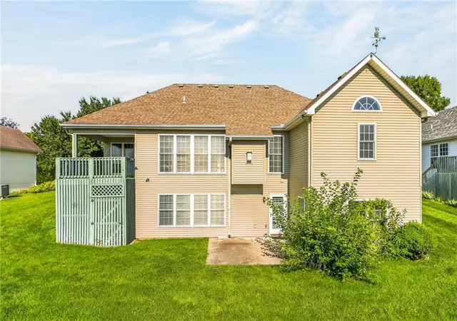 3rd image of 2508 Meadow Ridge Dr, St Joseph, MO 64504 | MLS# 2629955
