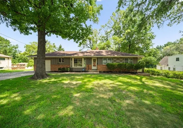 2nd image of 6111 Melrose Ln, Shawnee, KS 66203 | MLS# 2629979