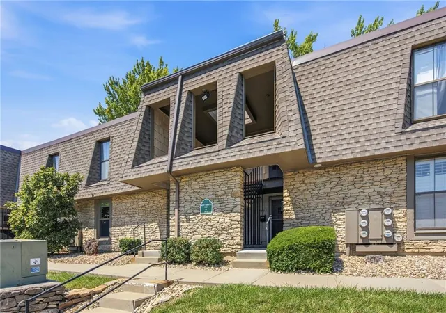 Homes for sale in Overland Park, KS | 7405 W 102Nd Ct #103, Overland Park, KS 66212 | MLS# 2629981