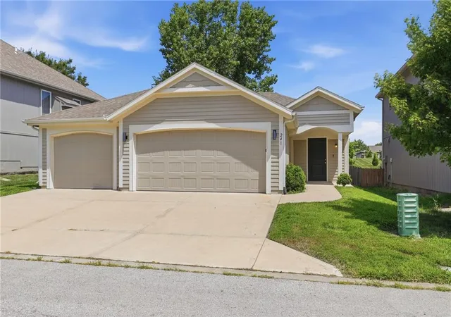 Photo 3 of Single family home for sale at 241 Jenny Ln, Raymore, MO 64083 | MLS# 2629986 | Listing updated on 2026-08-28