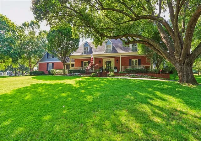 1st image of 6905 Overhill Rd, Mission Hills, KS 66208 | MLS# 2630000