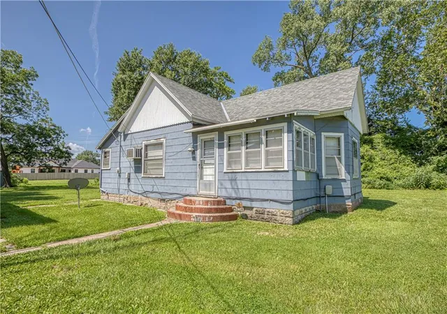 Homes for sale in Frontenac, KS | 500 E Mckay St, Frontenac, KS 66763 | MLS# 2630001