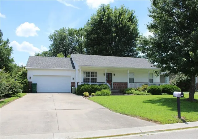 Homes for sale in Pittsburg, KS | 1006 Amber Dr, Pittsburg, KS 66762 | MLS# 2630003