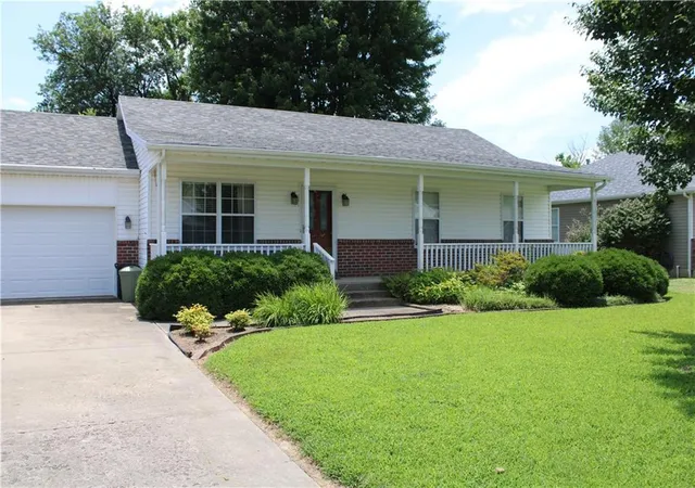 Homes for sale in Pittsburg, KS | 1006 Amber Dr, Pittsburg, KS 66762 | MLS# 2630003