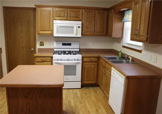 Homes for sale in Pittsburg, KS | 1006 Amber Dr, Pittsburg, KS 66762 | MLS# 2630003