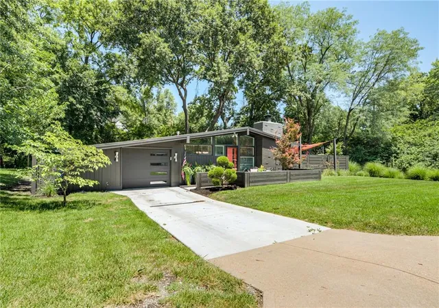 Homes for sale in Prairie Village, KS | 2204 W 71 Ter S, Prairie Village, KS 66208 | MLS# 2630004