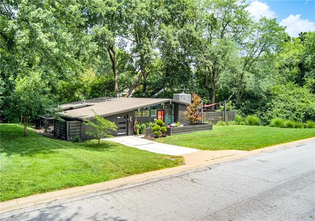 Homes for sale in Prairie Village, KS | 2204 W 71 Ter S, Prairie Village, KS 66208 | MLS# 2630004