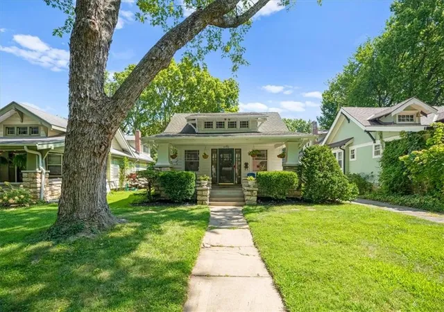 Photo 2 of Single family home for sale at 5733 Kenwood Ave, Kansas City, MO 64110 | MLS# 2630011 | Listing updated on 2026-10-08