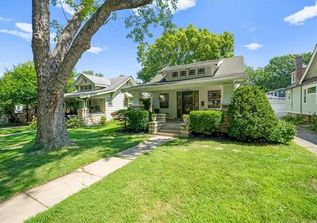 Photo 3 of Single family home for sale at 5733 Kenwood Ave, Kansas City, MO 64110 | MLS# 2630011 | Listing updated on 2026-10-08