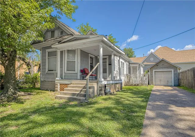 Homes for sale in Pittsburg, KS | 116 W 9th St, Pittsburg, KS 66762 | MLS# 2630014