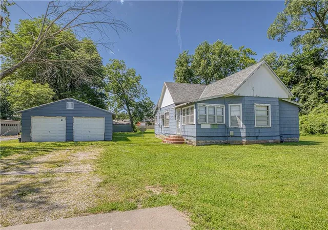Homes for sale in Pittsburg, KS | 116 W 9th St, Pittsburg, KS 66762 | MLS# 2630014