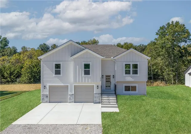 Single family home for sale at 326 NE 21st Road, Warrensburg, MO 64093 | MLS# 2630016