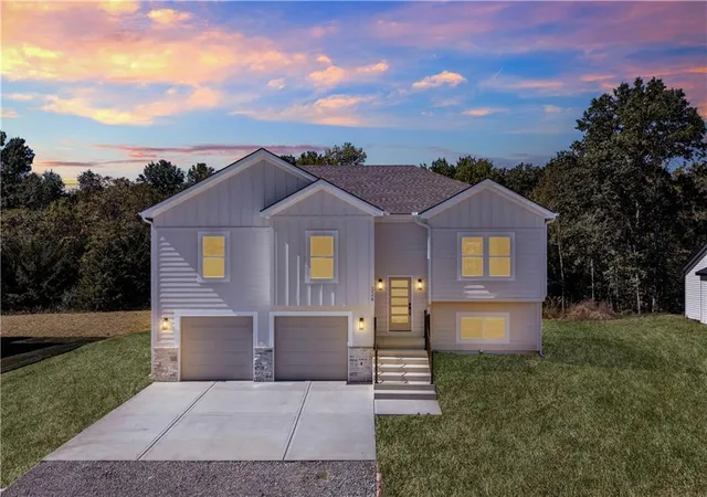 Photo 2 of Single family home for sale at 326 Ne 21st Road, Warrensburg, MO 64093 | MLS# 2630016 | Listing updated on 2026-10-10
